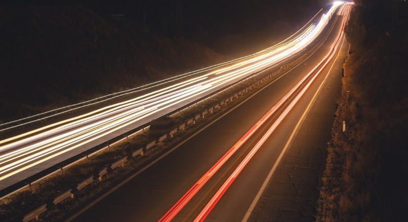 Hajnali dráma az autópályán – nagymama segített világra hozni unokáját