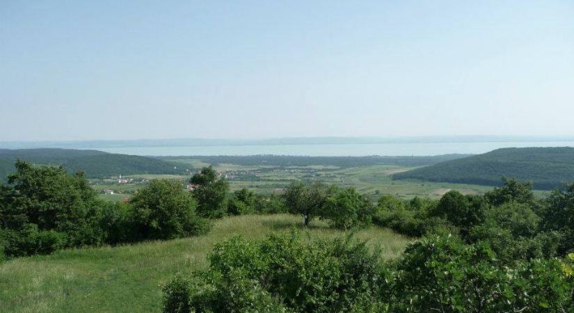 „Máshonnan is megy ez a pénzbehajtás” – 400 ezer forintot követel egy 300 lelkes falutól Navracsics Tibor minisztériuma