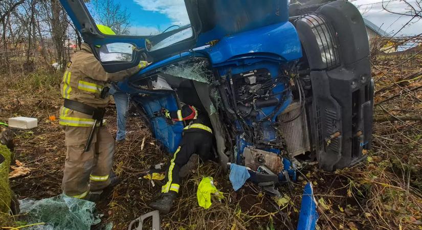 Betonkeverő teherautó sodródott árokba Gáton