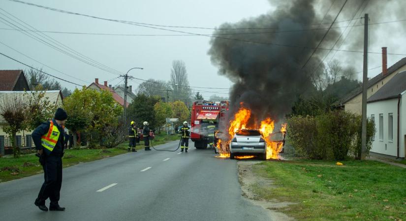 Egy pillanat alatt lángokba borult Renault, borzalmas látvány megsemmisült autó