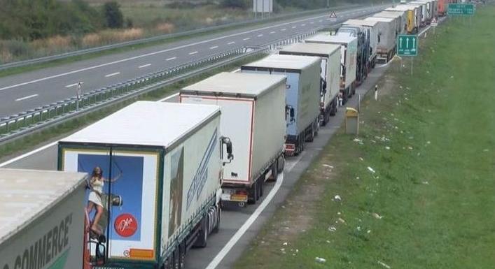 A teherautó-sofőrök szerint ők nem az EES-rendszer miatt várnak sokat a határon