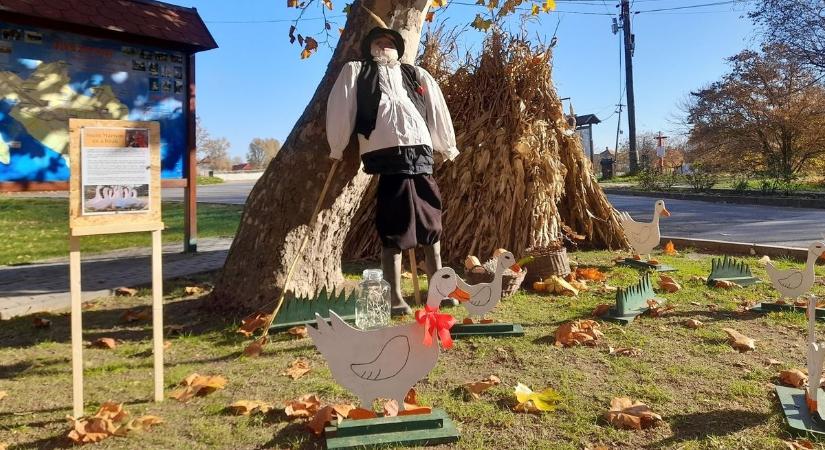 A falu artézi kútjához tették ki a feliratot, meglepve olvasták a helyiek