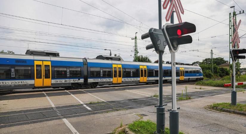Szerencsétlen baleset ért egy utast, mentőt kellett hívni a debreceni vonathoz