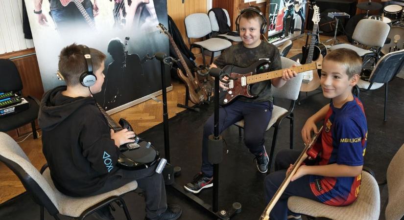 Hangszert a kézbe – Játékos zenei óra Bükön