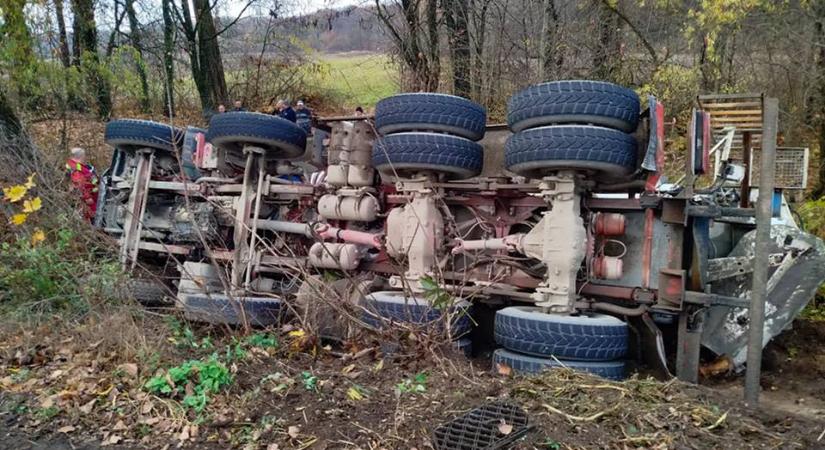 Árokba borult egy teherautó Gát közelében