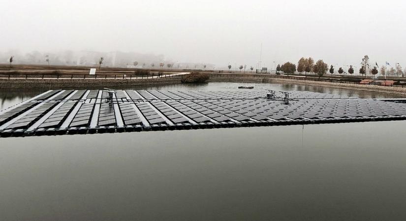 Szegeden van ebből az egyetlen az országban: átadták az első vízen lebegő naperőművet – galériával, videóval