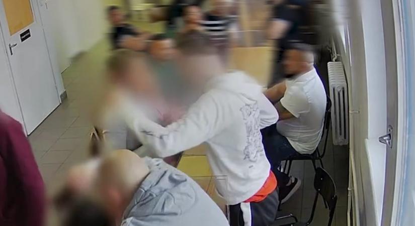 Végbelébe rejtette az anyjától ölelés közben kapott mobilt egy borsodi rab – videóval