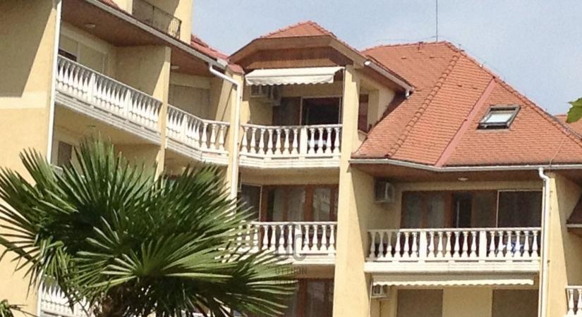 Partközeli ékszerdoboz Balatonfüreden: medencés, jakuzzis lakás egy percre a Tagore sétánytól ( galéria)