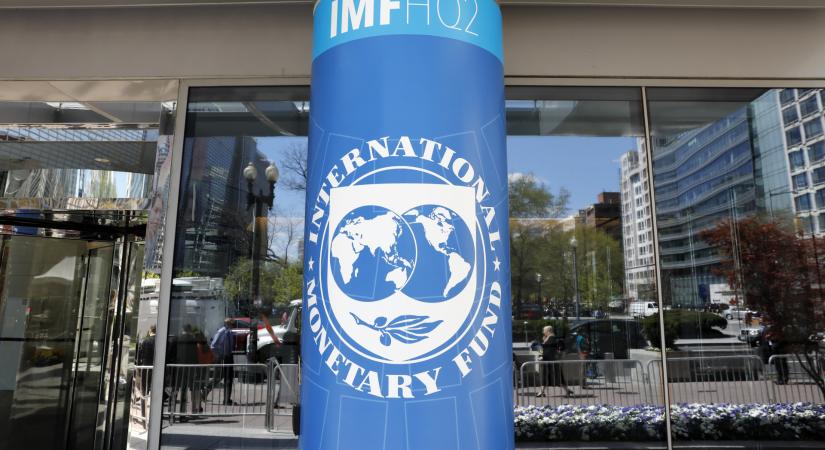 Rohamtempóban löki magát csődbe egy ország, az IMF visszadobta a labdát