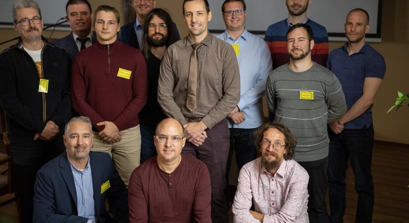 Miért gyűlt össze hétvégén a magtárban több tucatnyi Kovács Balázs?