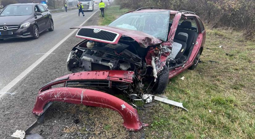 Balesetek sora a sűrű ködben: feszítővágóval szabadítottak ki egy embert (VIDEÓ)