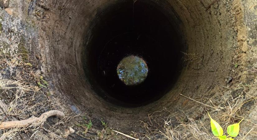 Életveszélyes kút lapul a vasi erdő mélyén: turázók figyelem, ebbe bizony bárki beleeshet!