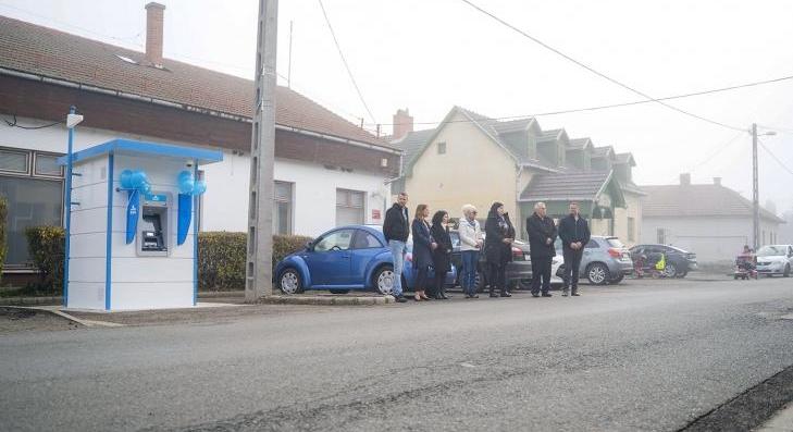 Bankautomata létesült Pélyen 