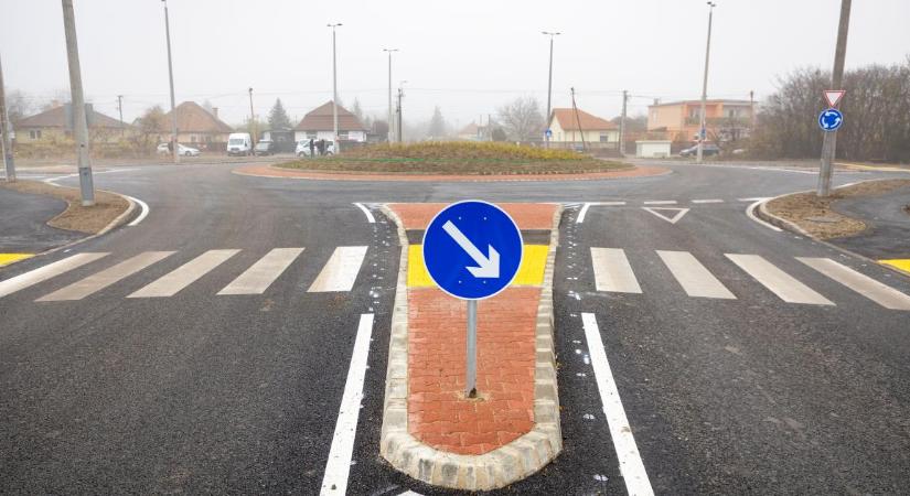 Átadták a körforgalmat a Mandolás és Gázvezeték utca találkozásánál