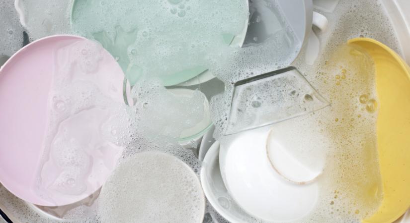 Ez a betegség támadhat meg, ha éjszakára beáztatod az edényeket – a szakértők szerint komoly veszély!