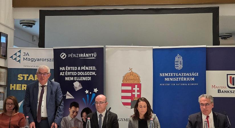 A pénzügyi tudatosság nem kezdhető elég korán: összefogtak a diákokért