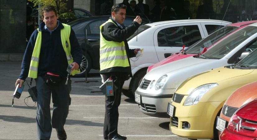 Egy rossz parkolás 156 ezer forintot: szigorítottak, nincs pardon, ha nem látod a jeleket...
