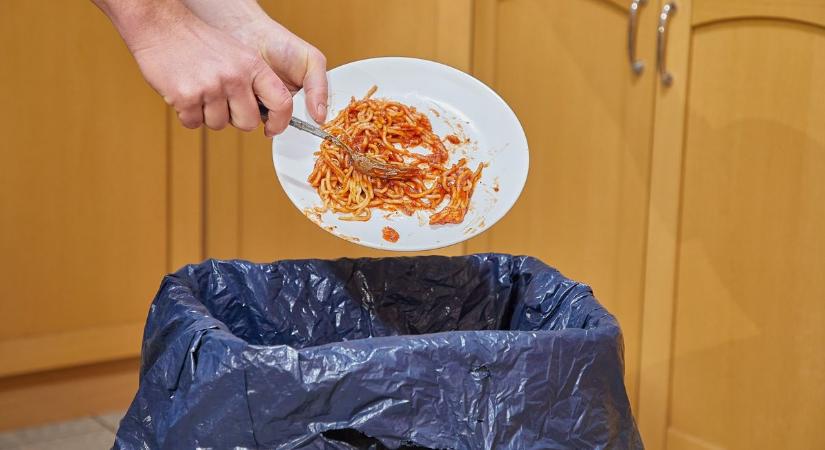 Hiába spórolunk az akciókkal, rengeteg étel landol a kukában
