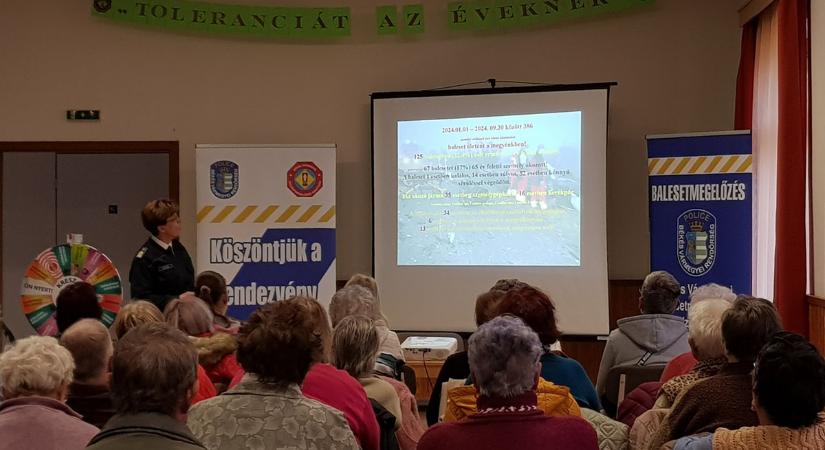 Időseknek tartott balesetmegelőzési programot a rendőrség Tarhoson