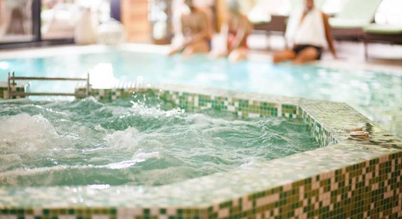 Nem hittek a szemüknek a hotel vendégei, amikor meglátták mit csinál az alkalmazott a pezsgőfürdőben: videón az eset