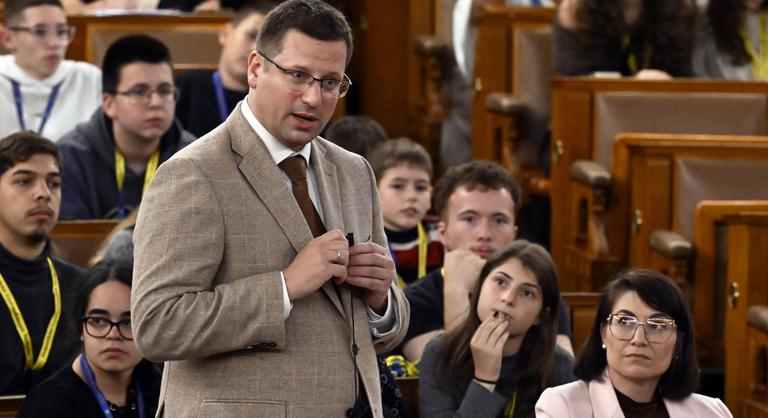 Gulyás Gergely nagy bejelentést tett a Parlamentben: megduplázná a gyerekek zsebpénzét