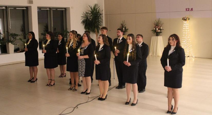 Fotókon a hajdúsámsoni végzős diákok szalagtűzője