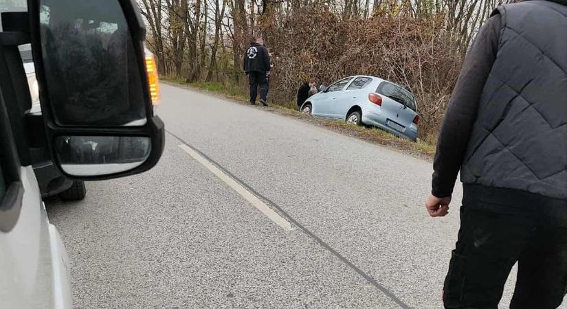 Árokba sodródott egy autó Ostoros és Eger között