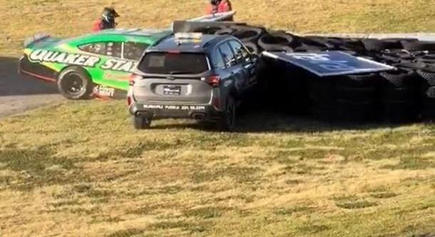 Versenybalesethez küldték be a biztonsági autót, de csak még nagyobb bajt csinált – videó