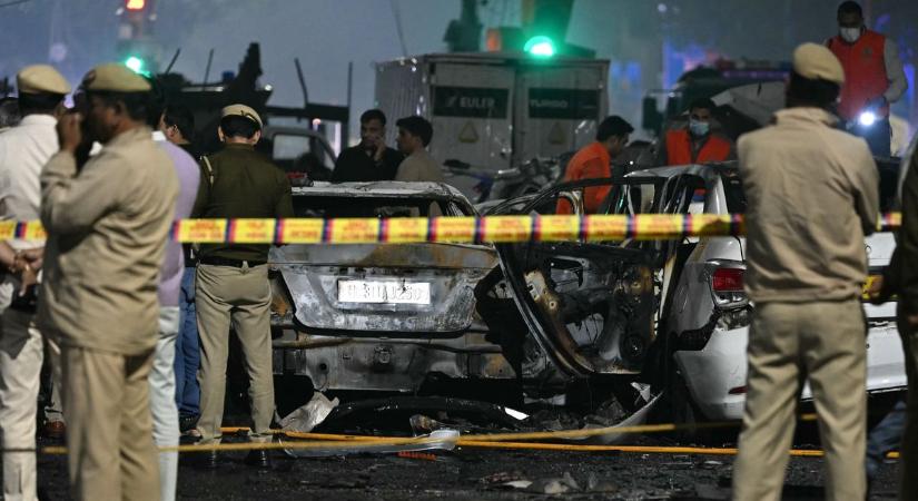 A függetlenségi emlékműnél robbantottak fel egy autót Új-Delhiben, sok a halott