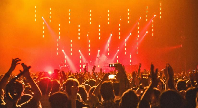 Hatalmas volt a pánik: koncertje alatt hirtelen elájult a népszerű énekesnő