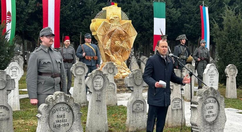 A háború hőseire emlékeztek a pécsi temetőben