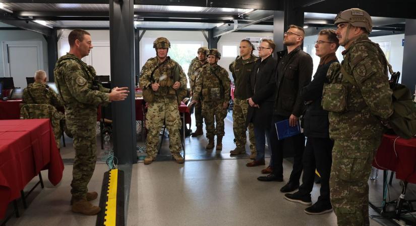 Katonai koordináció a közép-keleti szárnyon: kik és miért érkeztek a parancsnokságra? (fotók)