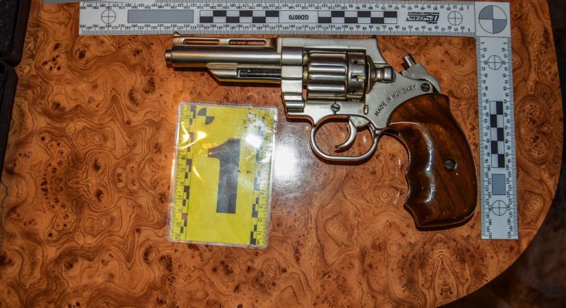 Fegyvereket és második világháborús, működőképes robbanószerkezetet rejtegetett otthonában egy szlovákiai férfi