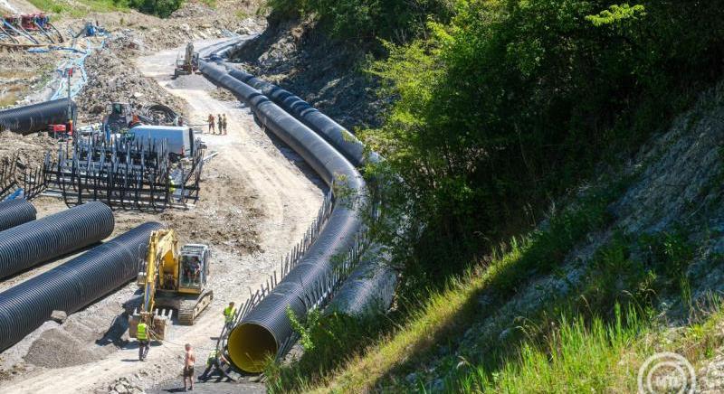 Iszonyatos csövek, pántok, karók – meghosszabbították a parajdi vészhelyzetet