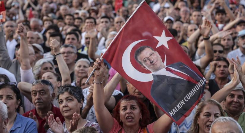 Több mint kétezer év börtönbüntetést kértek Erdogan kihívójára