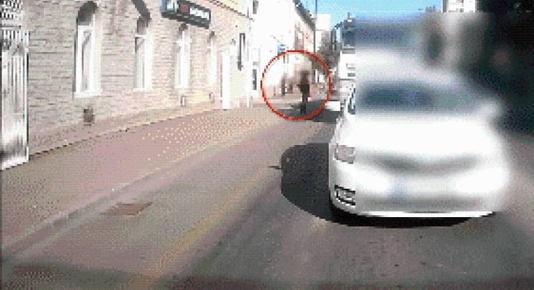 Menet Menet közben tört ketté a jármű – hatalmasat esett a rollerestört ketté a jármű – hatalmasabb bukott a rolleres