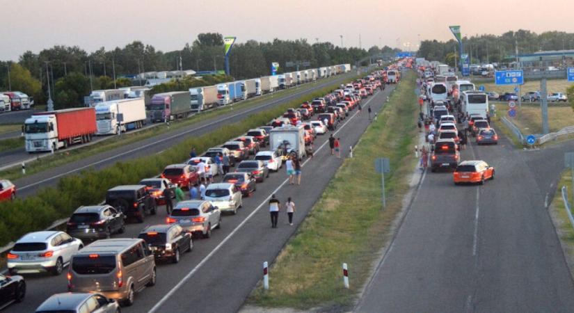 Feltorlódtak a járművek a szerb-magyar határ magyar oldalán