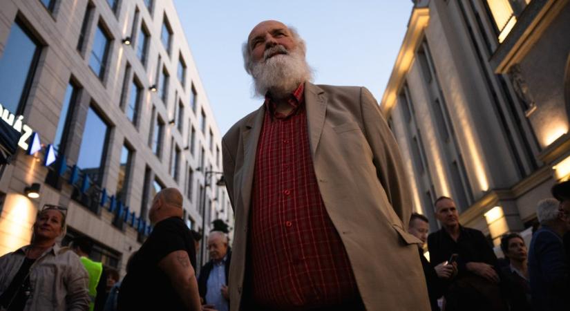 Tüntetés Iványi Gábor mellett
