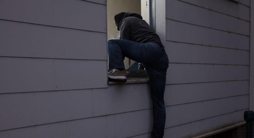 Bemászott a vécé ablakon a lelkészi hivatalba, de úgy berúgott az ott talált egy üveg házi pálinkától, hogy ott felejtette a lopott szajrét