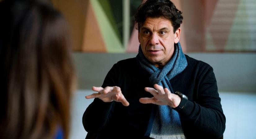 „Szívem minden szeretetével jövök mindig” - a Miskolci Nemzeti Színház épülete elől jelentkezett be hírességünk