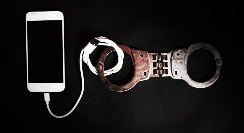 Mobiltelefont és töltőkábelt rejtett el egy rab a végbelében Szirmabesenyőn