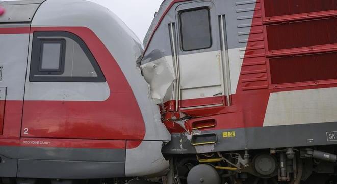 A vasúti ütközés roncsait elszállították, a sérült vágányszakasz továbbra is üzemképtelen