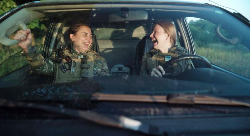 Divattervező volt és modell, de már évek óta az ukrán fronton menti az életeket