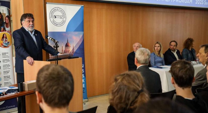 Neves kutatók tartottak előadást Szolnokon