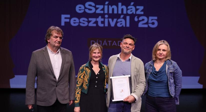 Két díjat vehetett át egyszerre a Ciróka Bábszínház