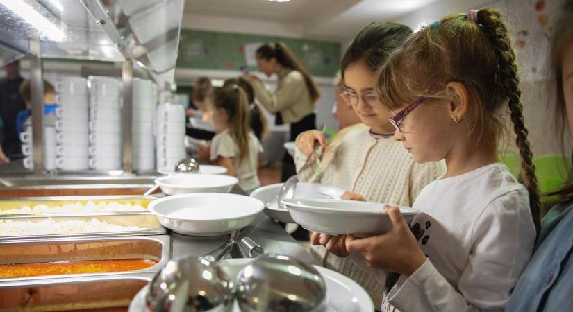 Ez nem az a menza, amin felnőttünk: svédasztalról esznek ebben a debreceni suliban – fotók és videó