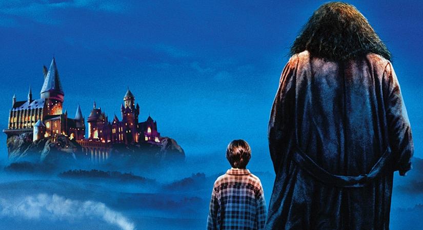 A Harry Potter-sorozat új lesifotóin Harryt, Dracót, a Roxfort más nebulóit, illetve az egyik tanárt is látni lehet
