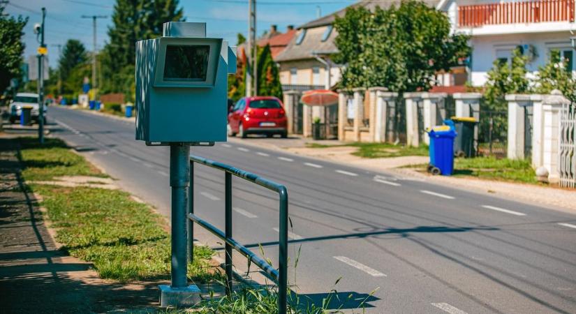 Utánfutót húzva 130-cal szabályos az autópályán? Ezt látja a traffipax valójában – drága fotók