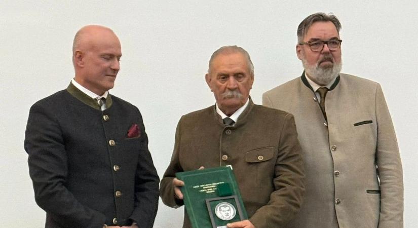 Rangos elismerést kapott a karcagi vadásztársaság elnöke
