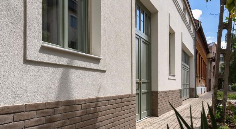 Ebben a szűk kis szolnoki utcában áll a ház, ami egyik napról a másikra országos hírű lett – videóval